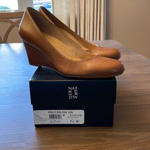 Naturalizer size 7.5 tan wedge dress shoes